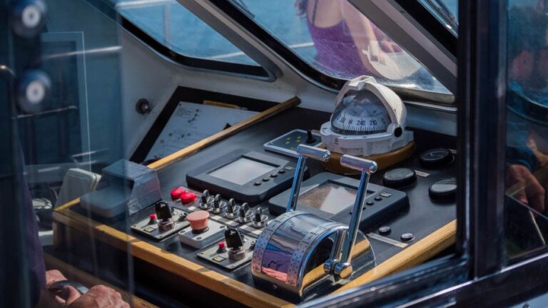 Garmin vs Lowrance chartplotter — MarineGearGuide.com