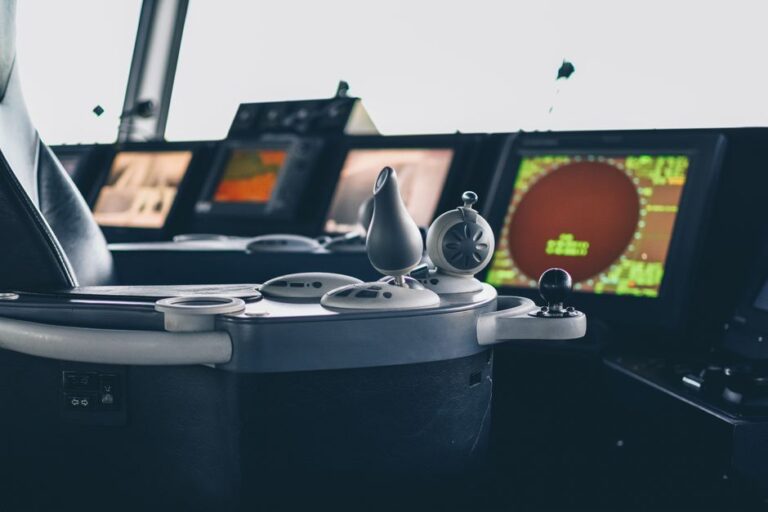 Garmin vs Lowrance chartplotter — MarineGearGuide.com