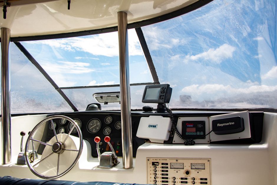 Garmin vs Lowrance chartplotter — MarineGearGuide.com
